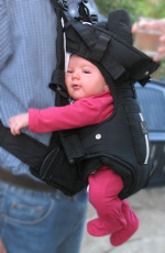 Un bébé porté